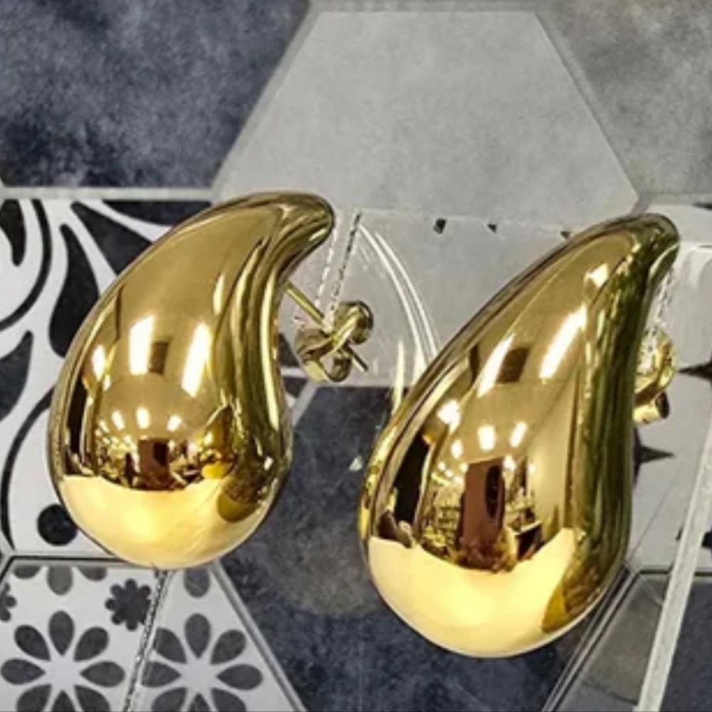 teardrop goldtone post earrings